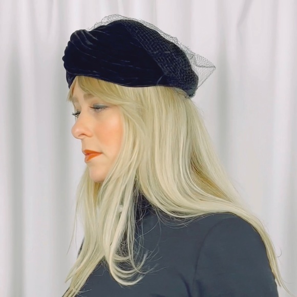 Vintage 1950's Eatons of Canada Black Velvet Fascinator Pillbox Hat with Lace - Picture 5 of 14